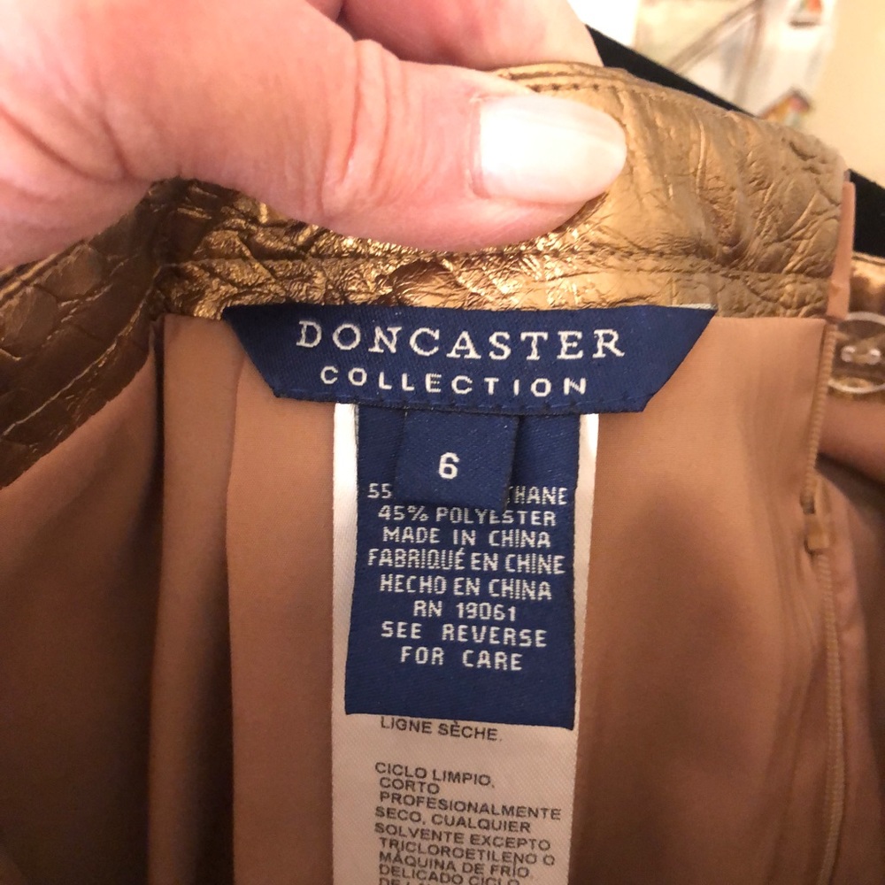 Really cute shiny gold straight skirt with jagged ends. Never worn…….